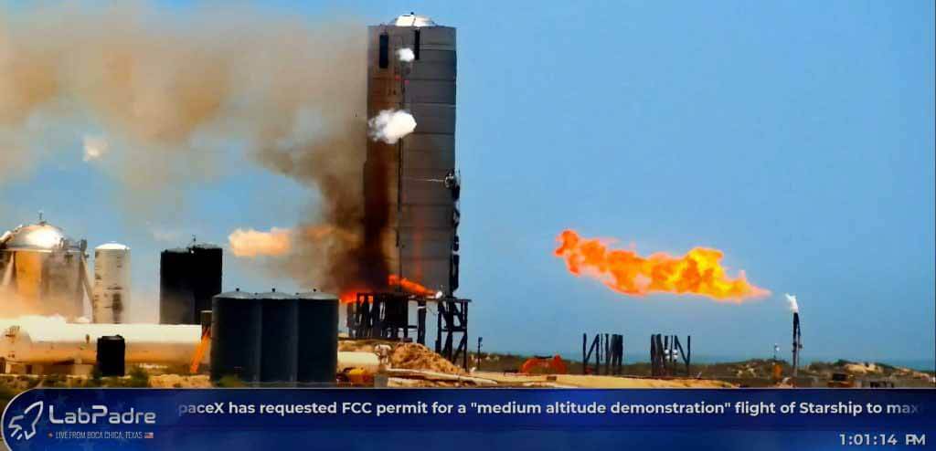 Ракета SpaceX Starship зажигается во время третьего испытания двигателя Raptor