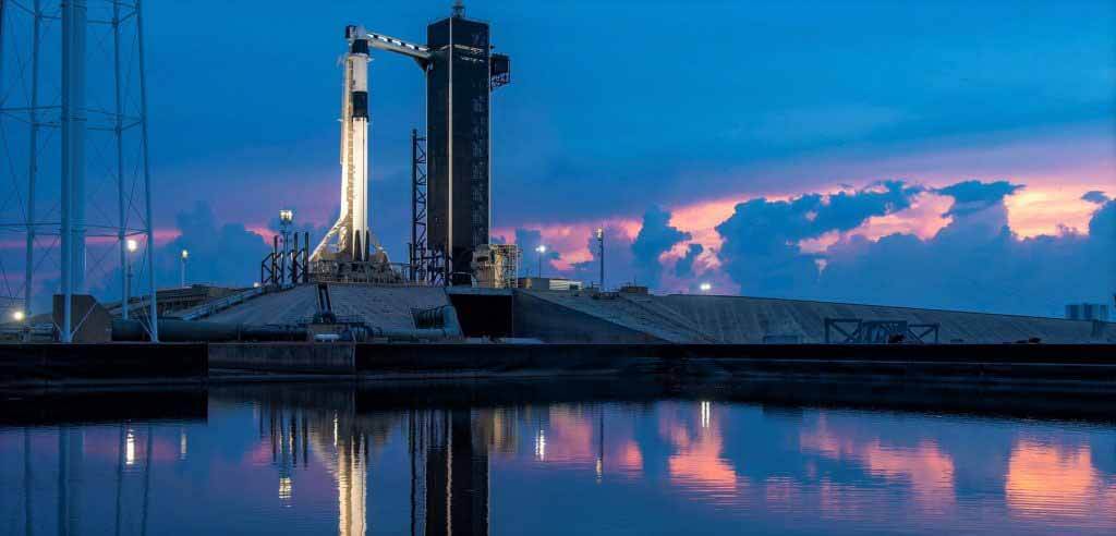 SpaceX готовится к самому важному запуску в мире: небо и море грозят задержками
