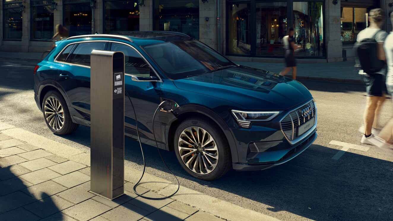 Audi начала продавать электрический кроссовер Audi e-tron в России