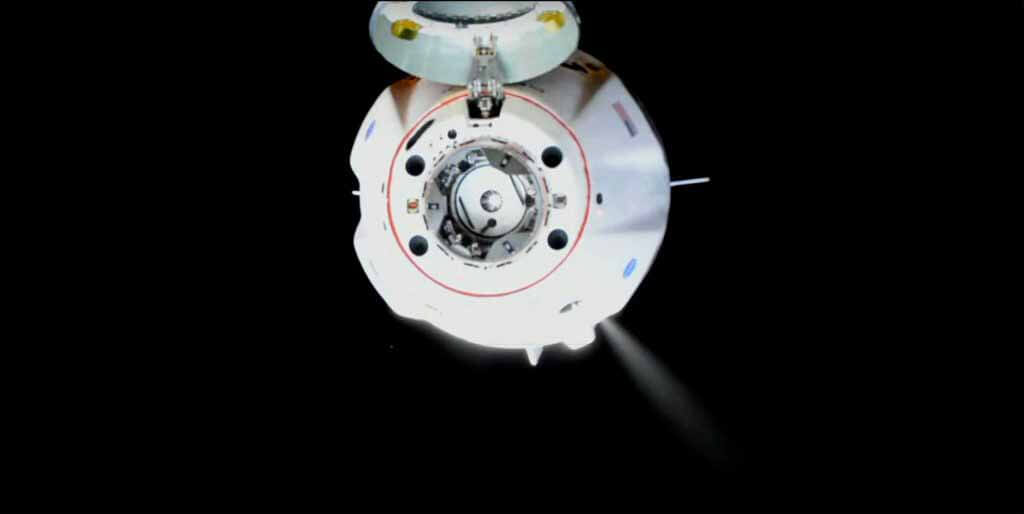 Экипаж космического корабля компании SpaceX Дракон прошел через орбиту космической станции