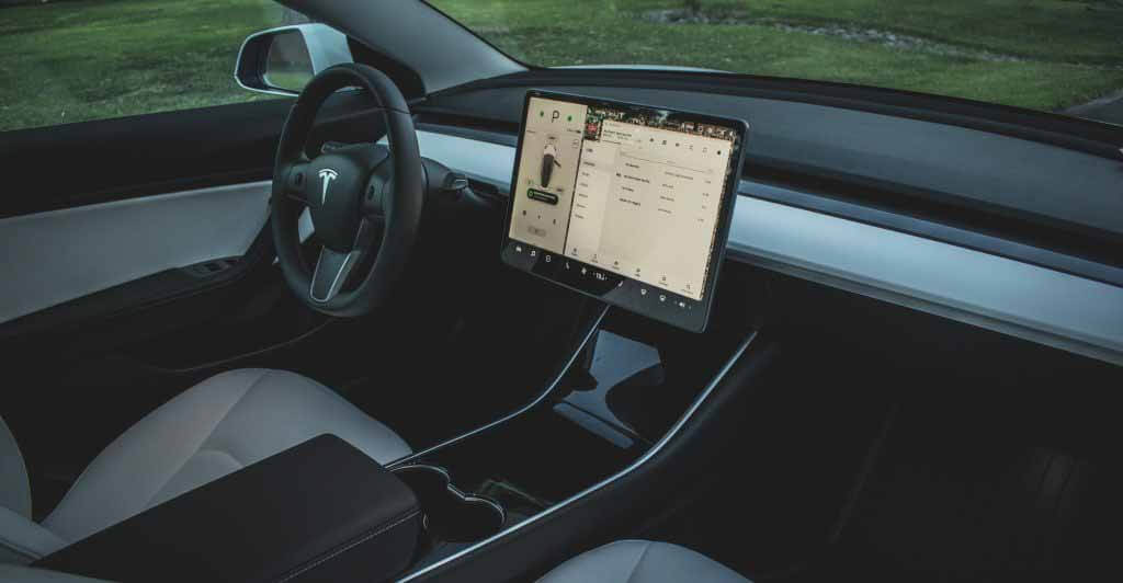 Интерфейс сенсорного экрана модели Tesla 3 включен в список «самый худший» тенденции в дизайне, который нужно остановить