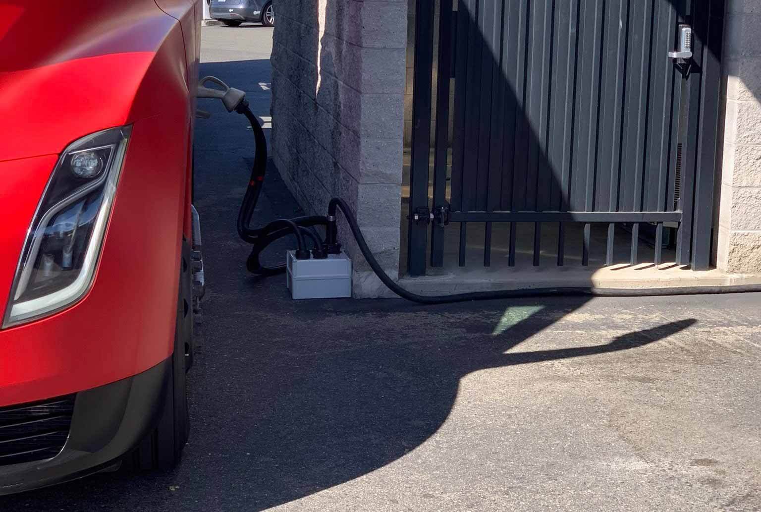 Обновленная пользовательская установка Megacharger Tesla Semi намекает на значительное улучшение батареи