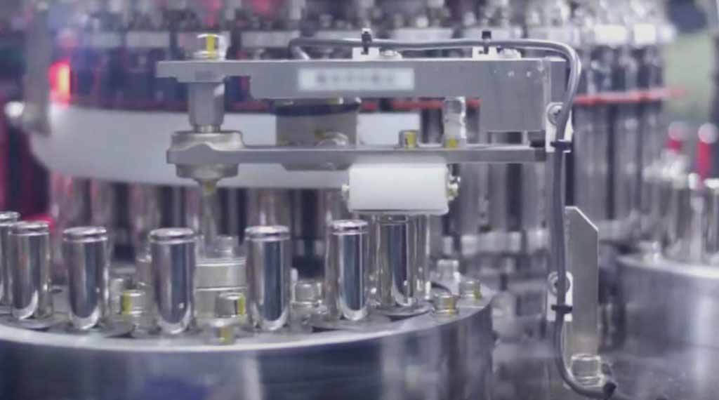 «Скунсы лаборатория» Тесла своими опытными производственная линия батареи растет