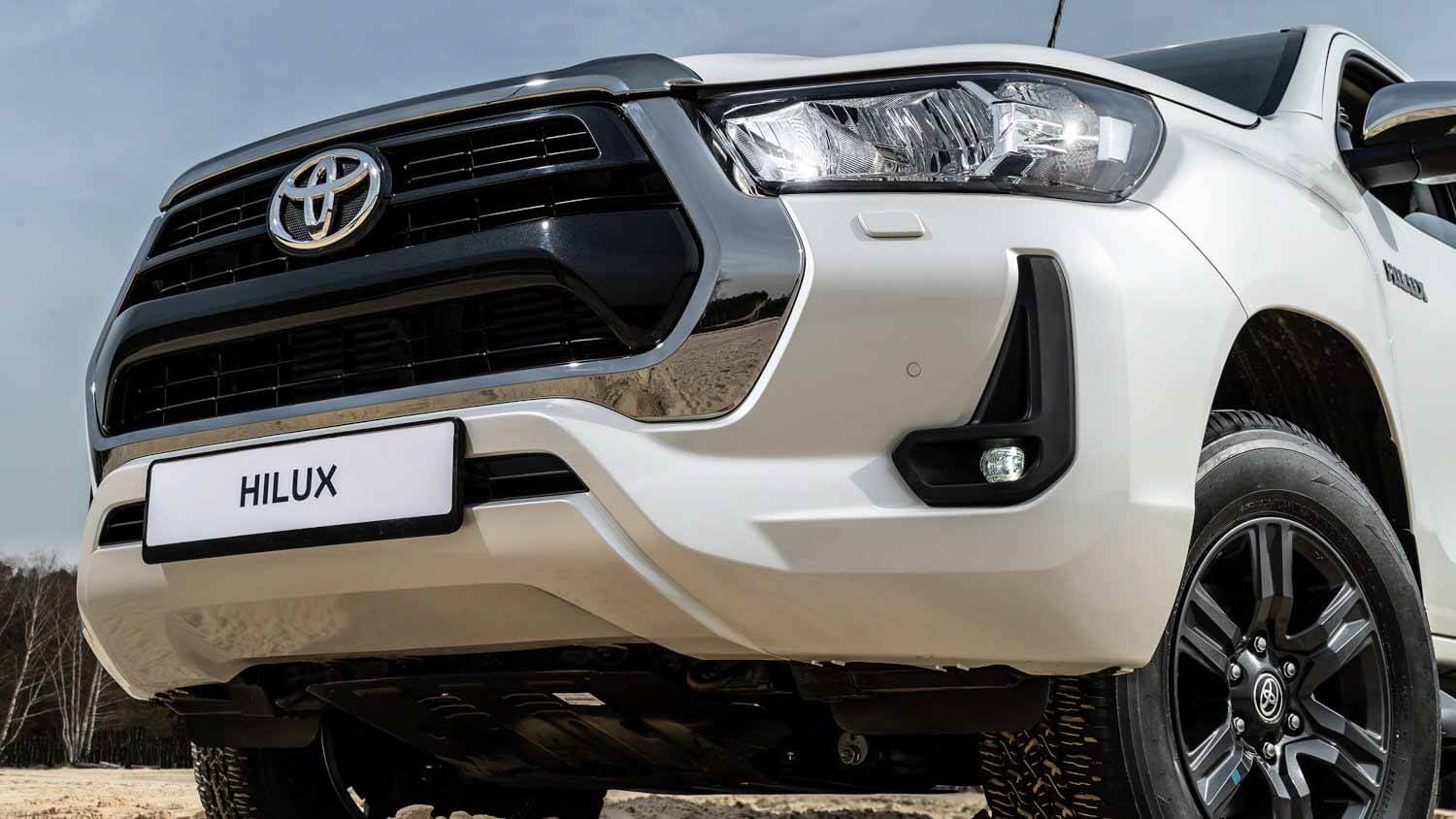 Toyota публикует полный прайс-лист на обновленный Hilux
