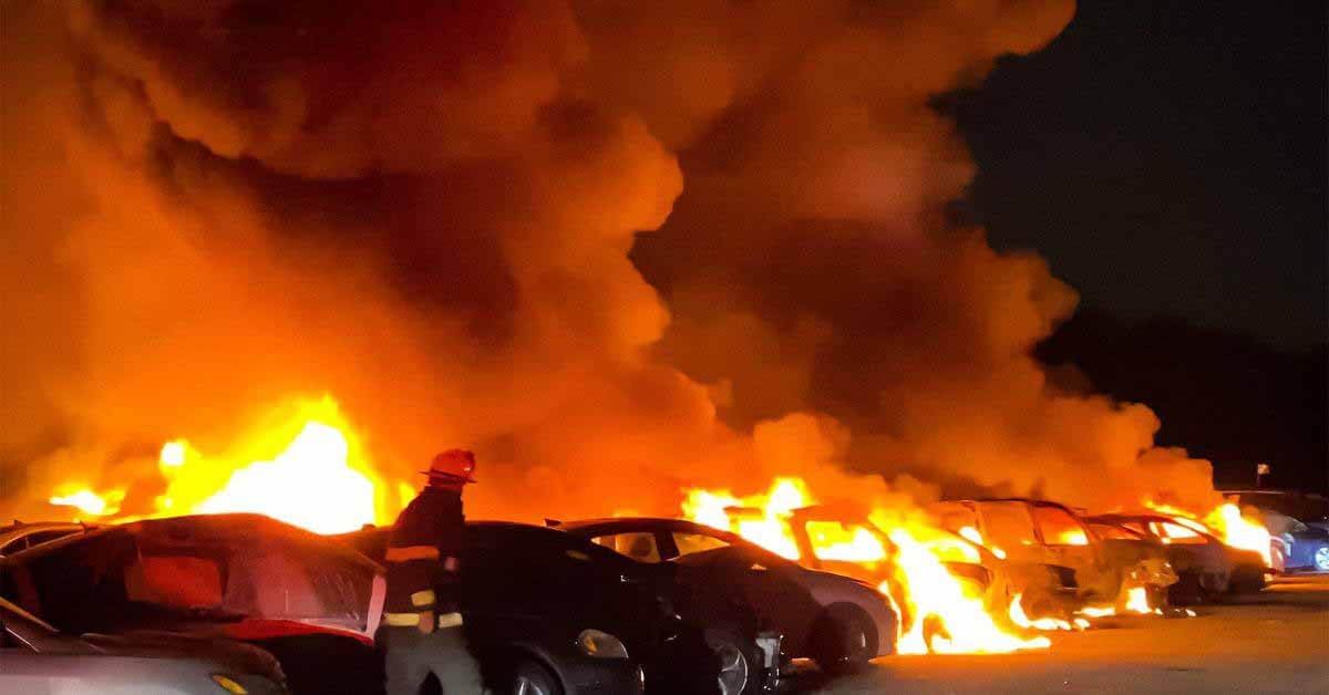 40 подержанных автомобилей сожгли дотла молнией