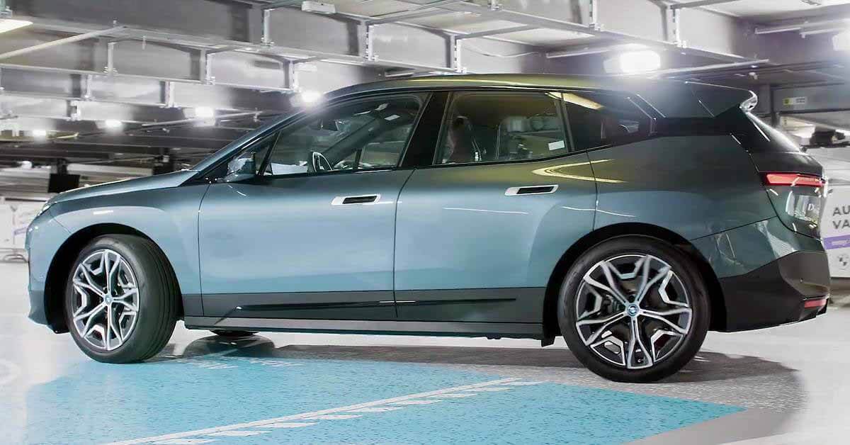 понаблюдайте за беспилотным парком BMW iX, зарядите аккумуляторы и посетите автомойку