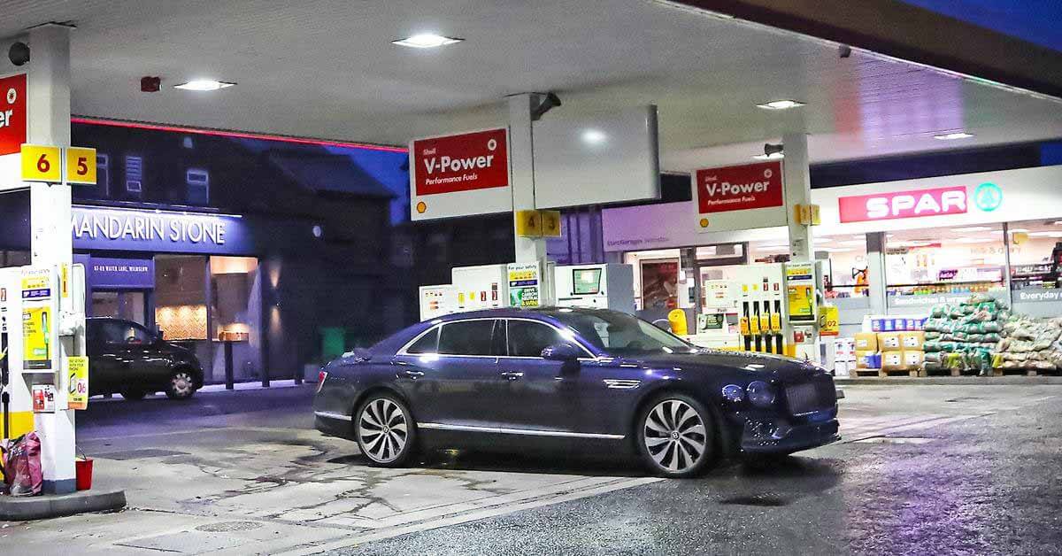 Bentley Криштиану Роналду остался без бензина после семи часов ожидания на заправке