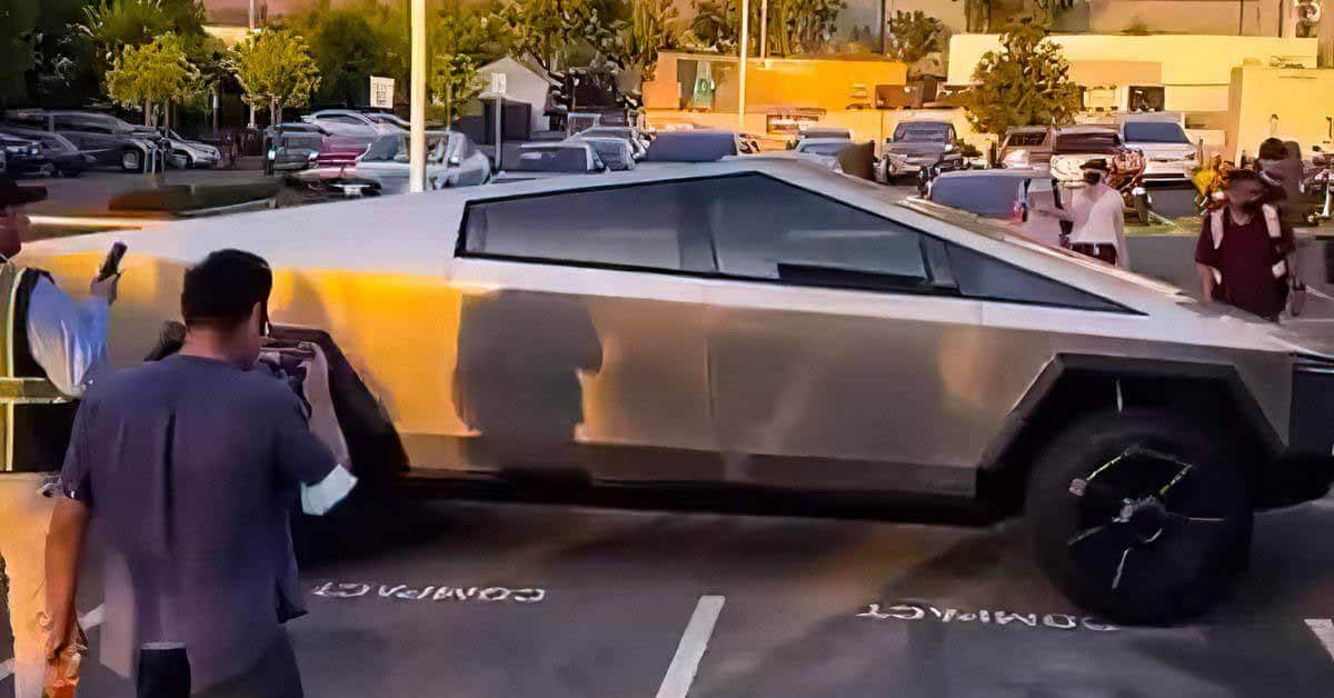 Прототип Tesla Cybertruck запечатлен на видео.  У него совсем нет дверных ручек