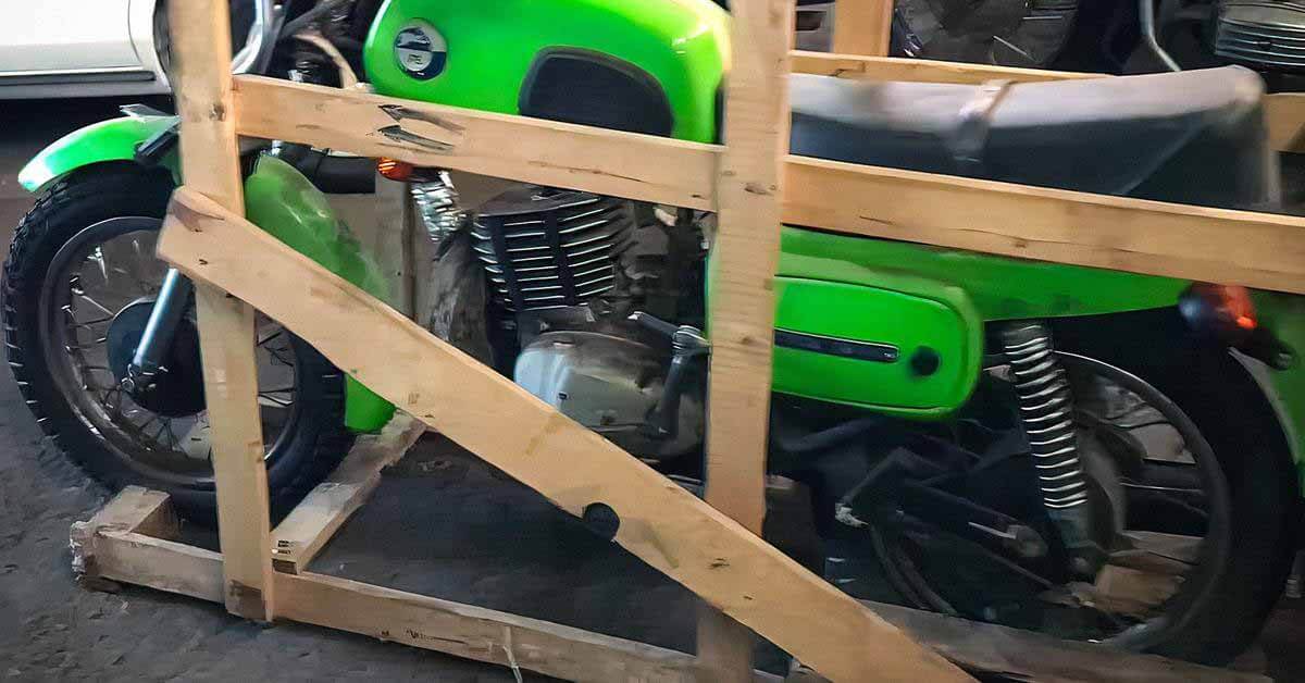 посмотрите на 30-летний мотоцикл «Восход», который так и не вынули из заводской коробки