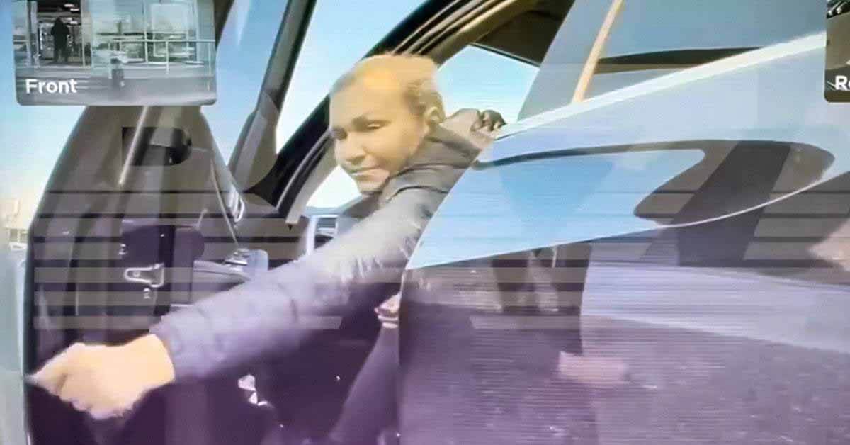 Москвич на BMW поцарапал Tesla и попал в объектив камеры электромобиля