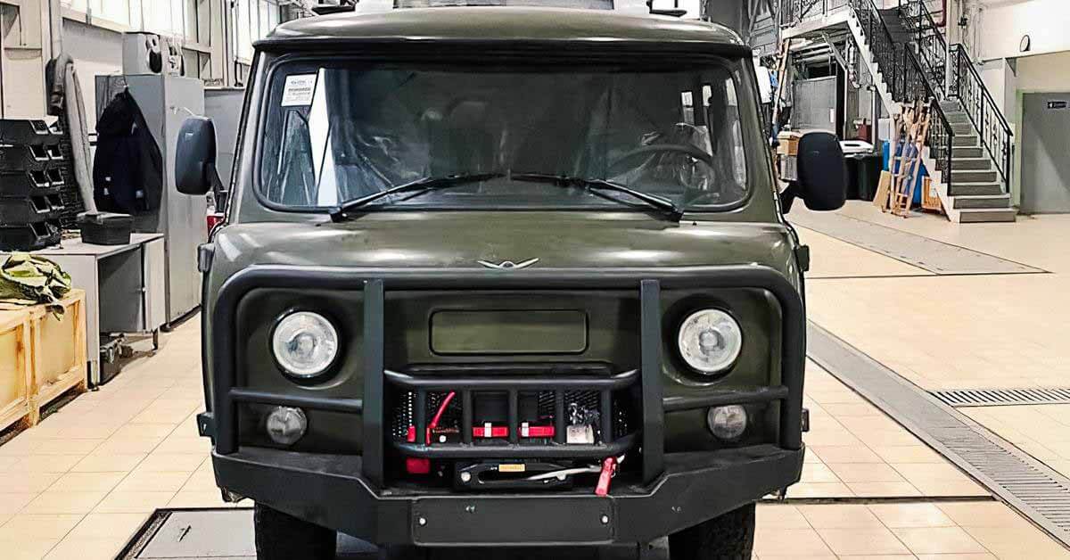 УАЗ представил новую «Буханку» с кондиционером и силовыми бамперами.