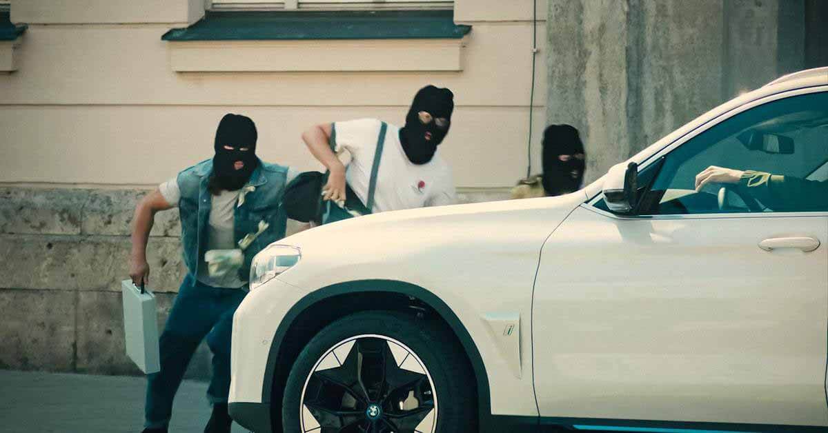грабителям не удалось скрыться с места преступления на BMW iX3 в новой рекламе бренда
