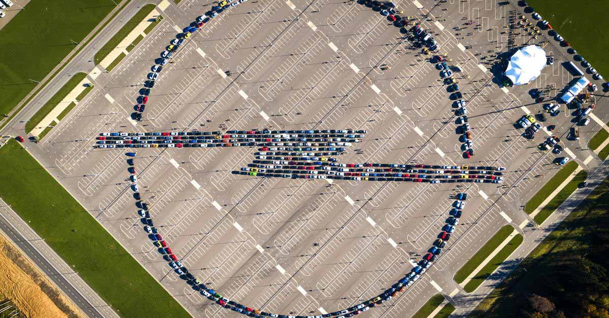 Посмотрите на эмблему Opel из пятисот автомобилей, составленную в России.
