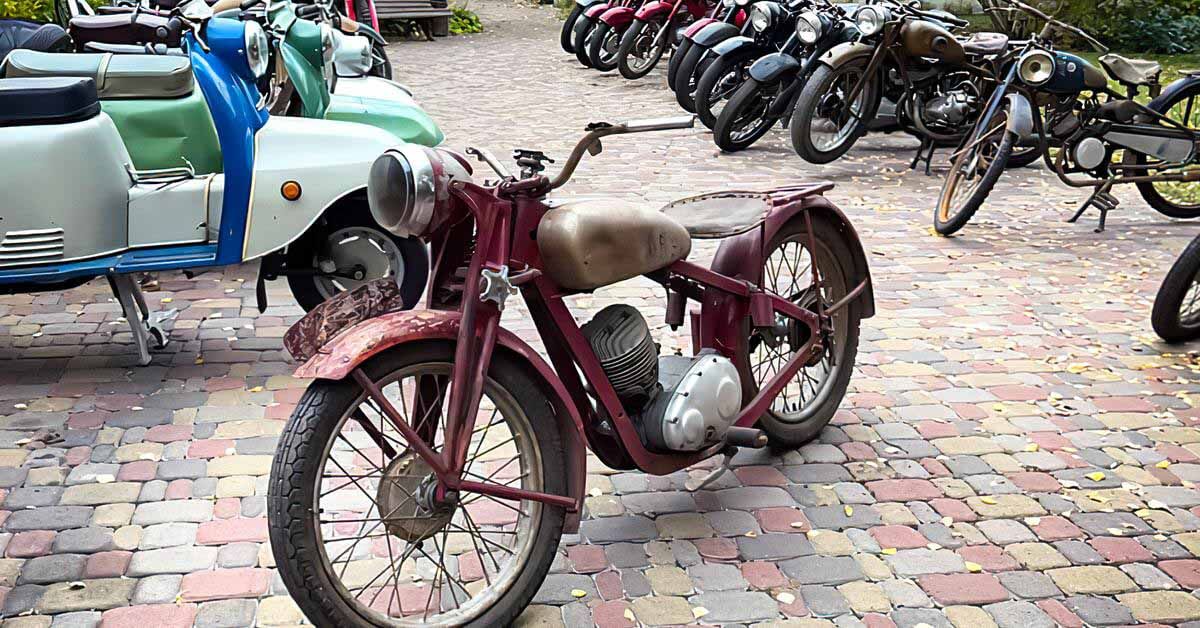 энтузиаст собрал огромную коллекцию раритетных мотоциклов советских и не только