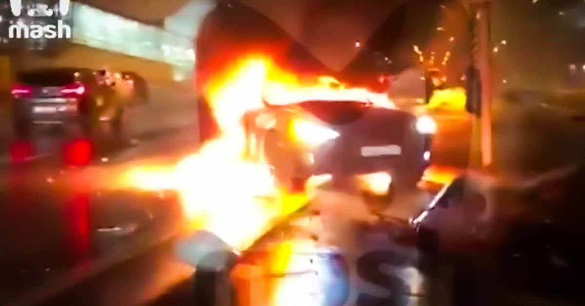 самый мощный Tesla Model S Plaid сгорел дотла после аварии в Москве