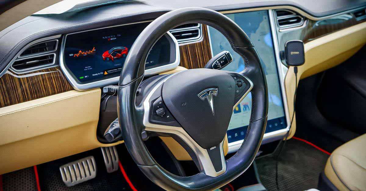 Tesla отзывает тысячи электромобилей из-за опасного программного сбоя