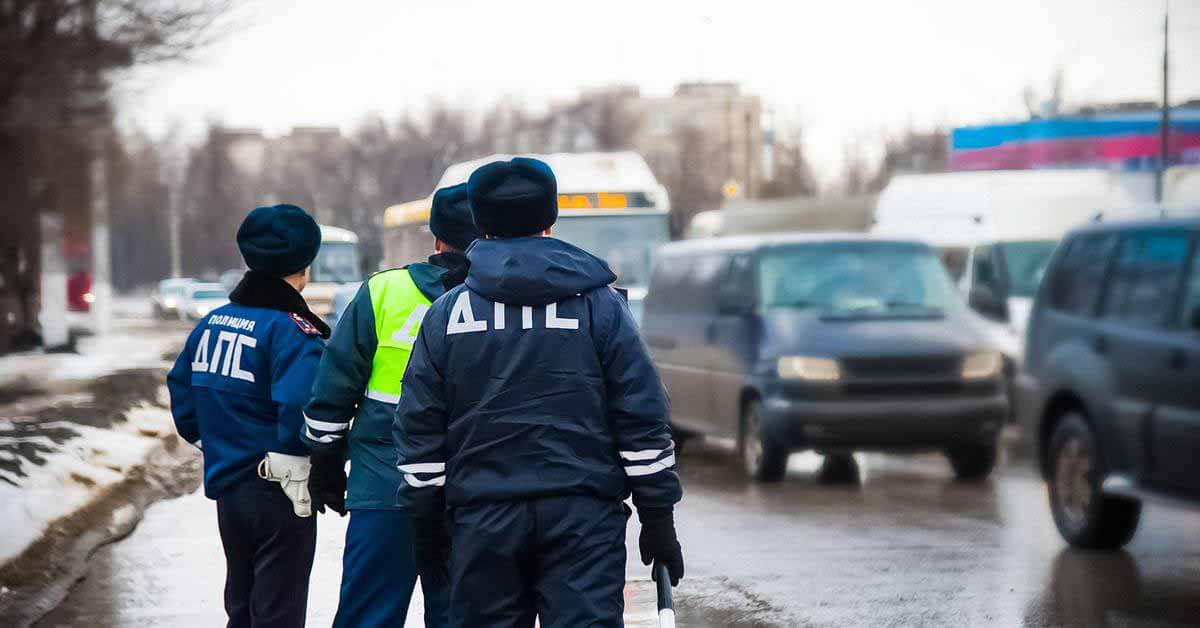 Российским полицейским разрешат открывать автомобили.  Иногда даже без объяснения причин