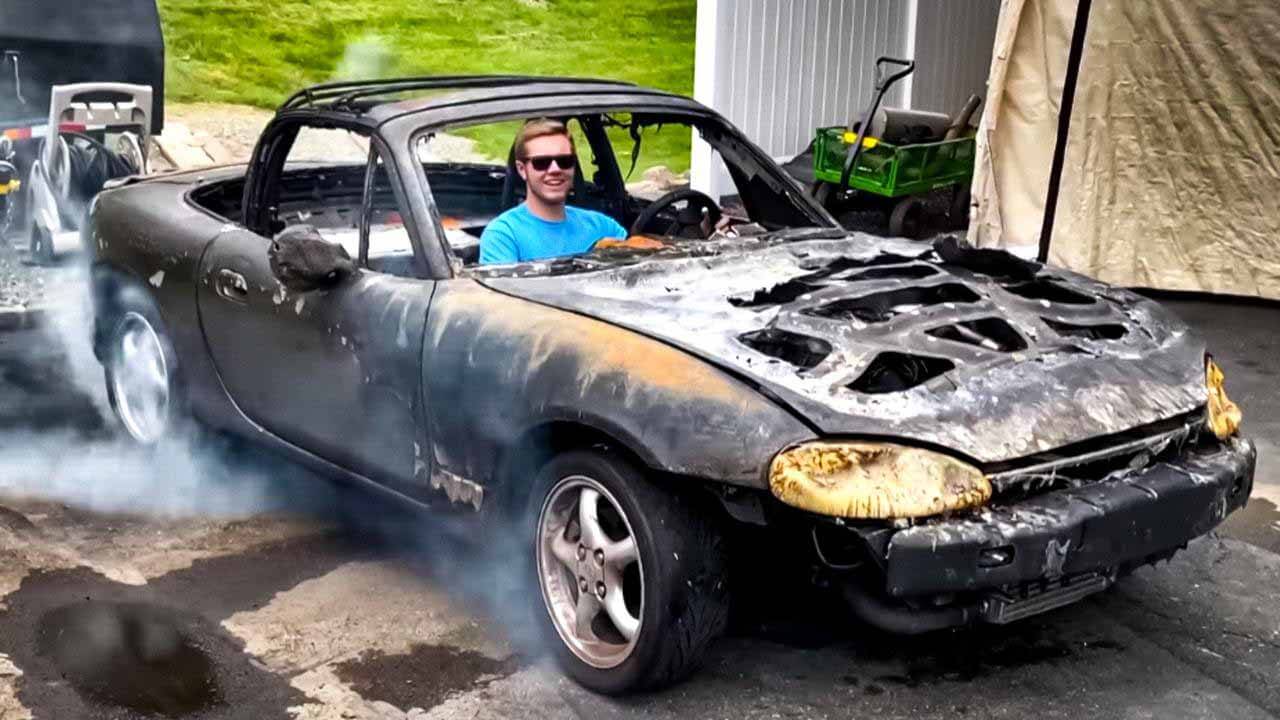 Посмотрите на очень прочную Mazda Miata, которая сгорела в огне, но все еще ездит