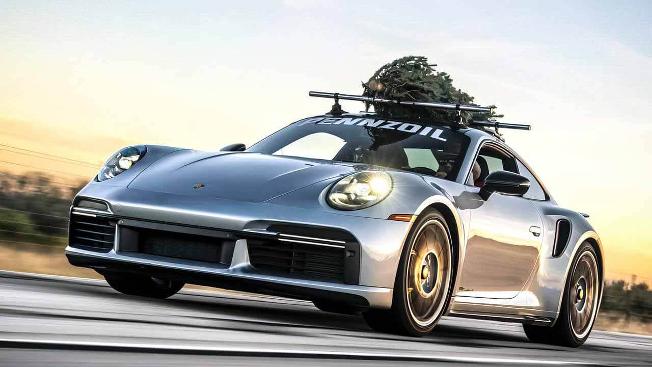 Видео: Porsche с елкой на крыше разогнался до 282 километров в час