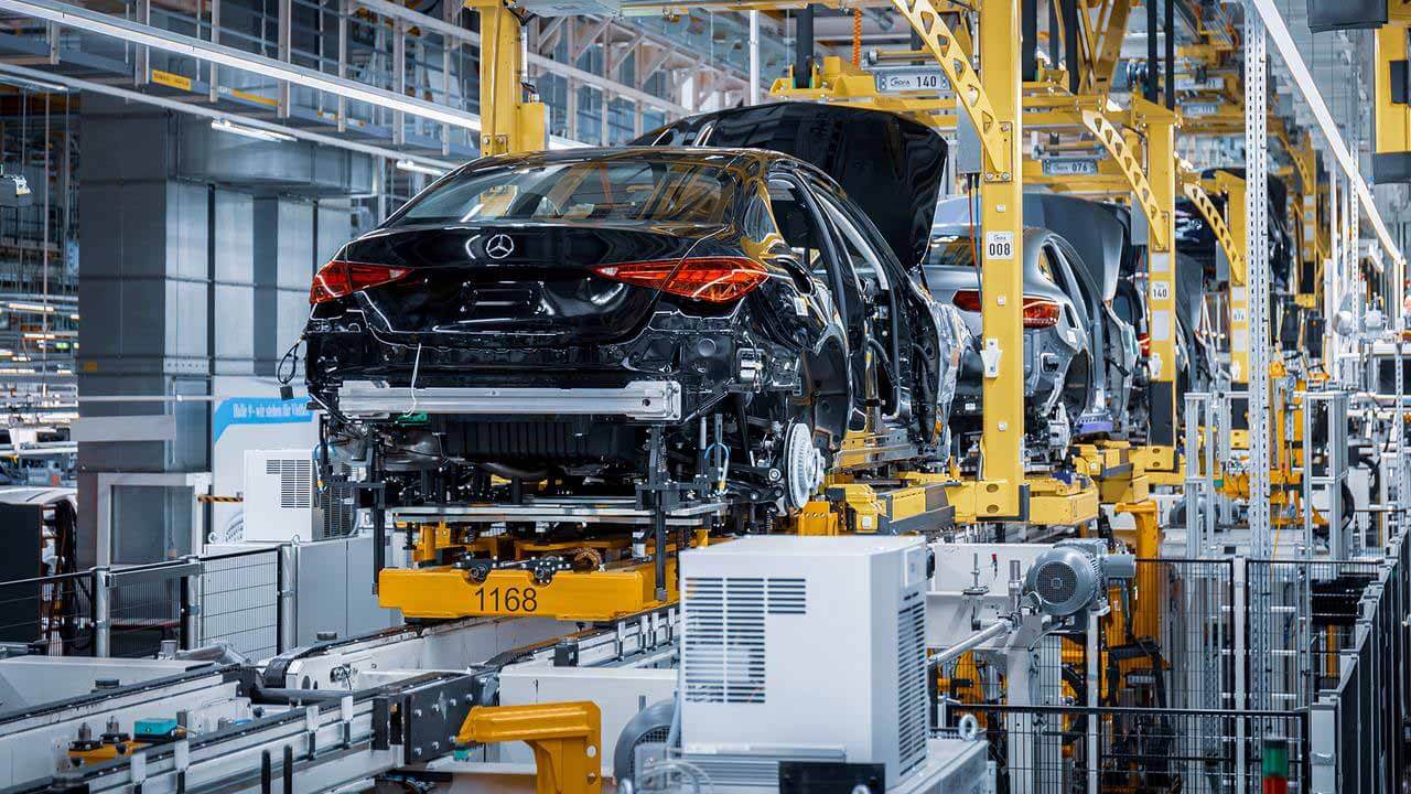 Сотрудники Mercedes-Benz получат награду в полмиллиона рублей