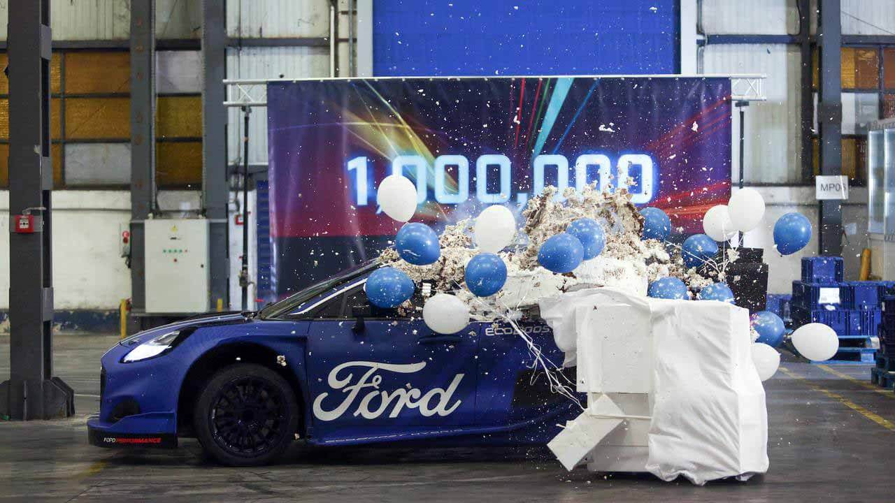 Гоночный Ford Puma совершает захватывающую поездку по заводу в Румынии