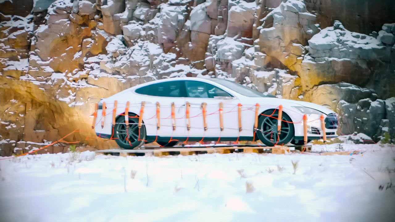 Видео: Tesla Model S с манекеном Илона Маска уничтожена взрывчаткой