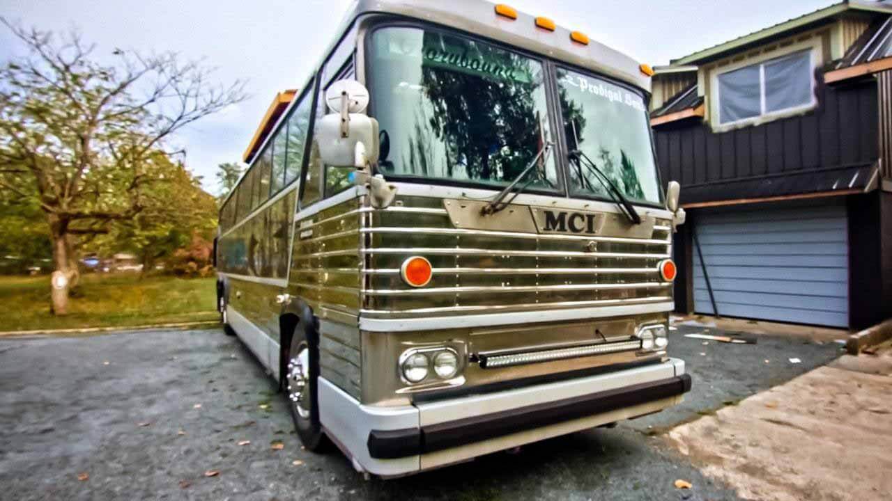 Видео: старый туристический автобус превратили в передвижной дом с роскошной деревянной отделкой