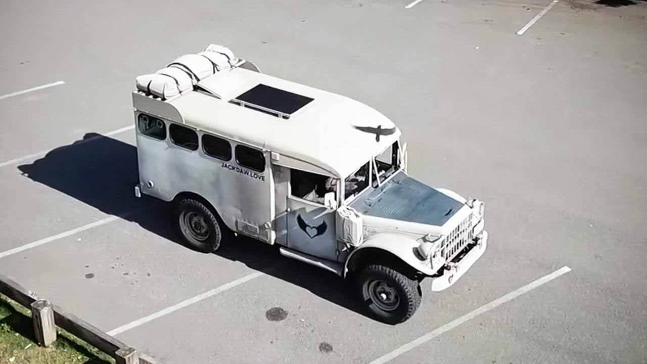 Военный грузовик Dodge превратился в внедорожный дом на колесах