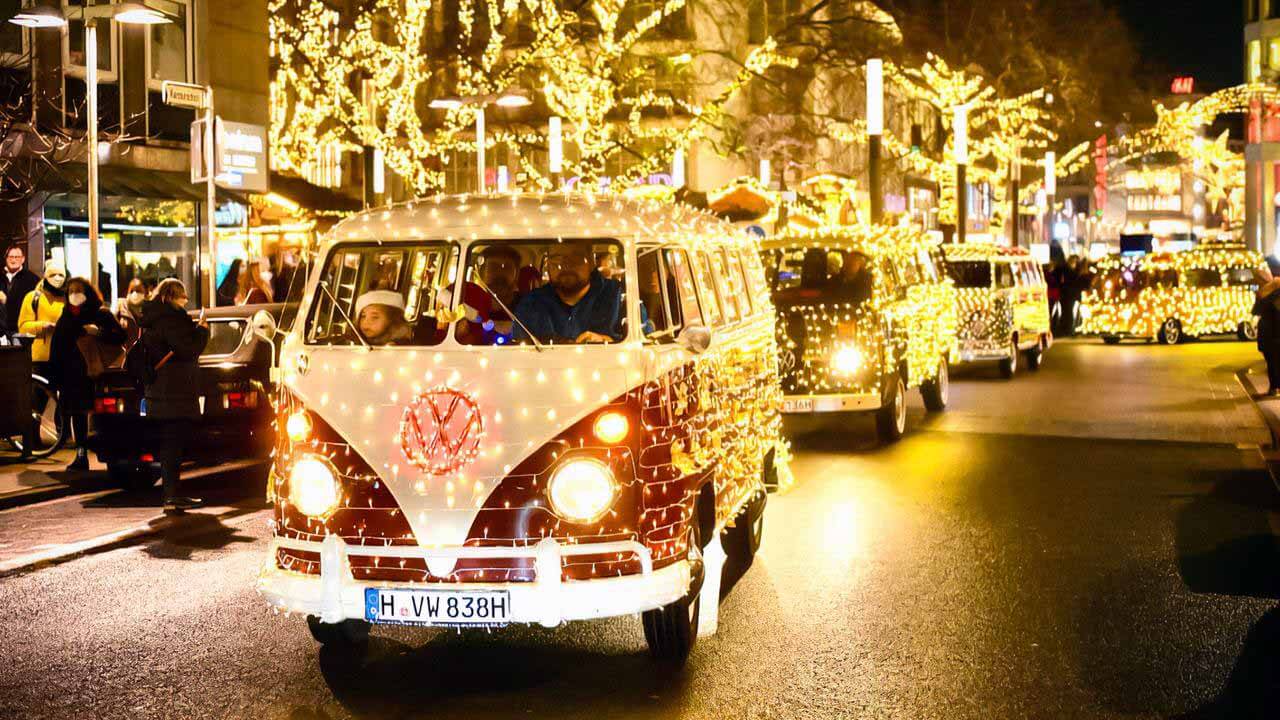 Видео: Рождественский парад старинных автомобилей Volkswagen ночью