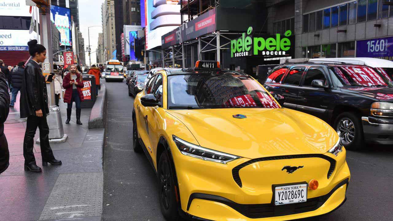 Ford Mustang Mach-E появился в такси Нью-Йорка