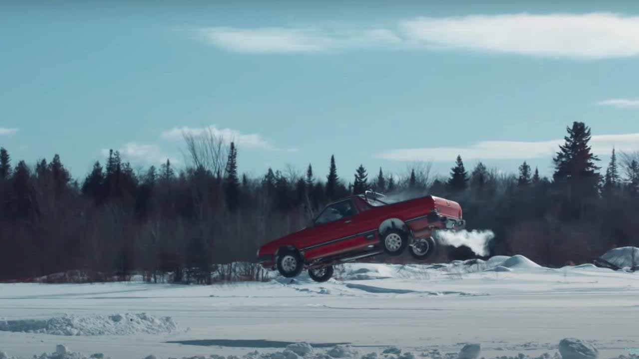 Посмотрите, как Трэвис Пастрана перепрыгивает через озеро на Subaru BRAT