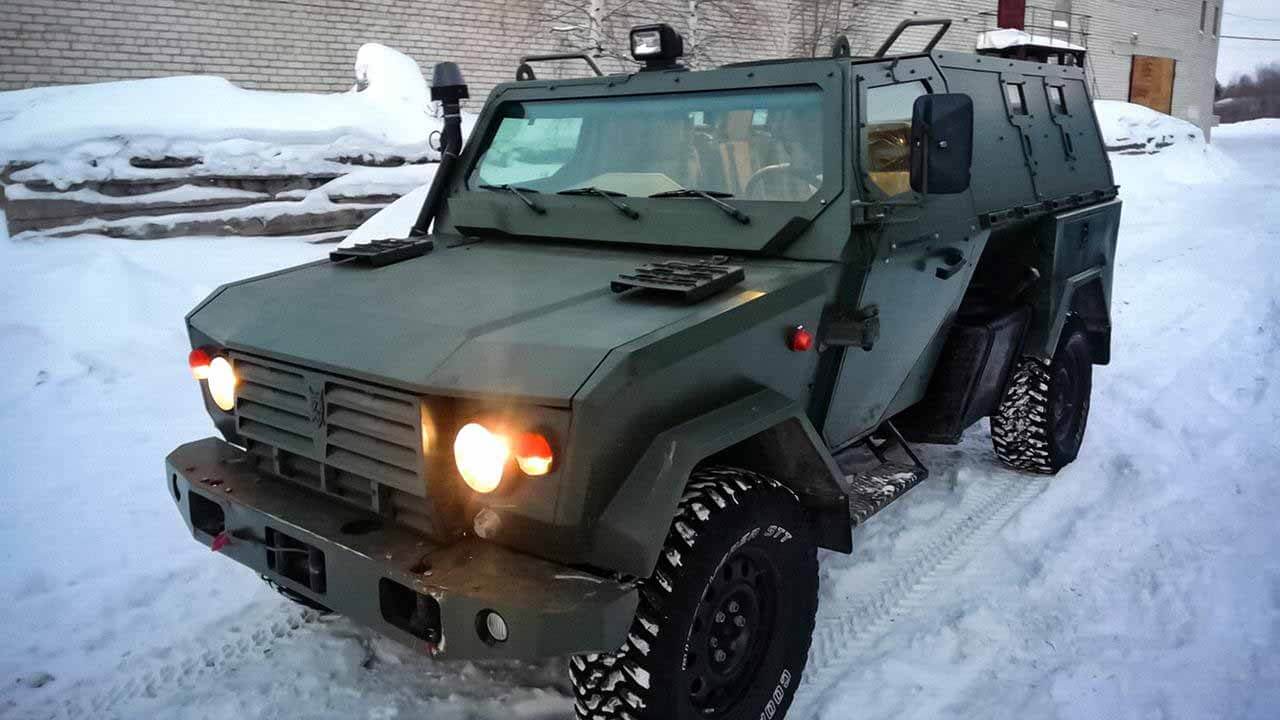 Шестилетний российский броневик без пробега продают в Москве по цене нового BMW
