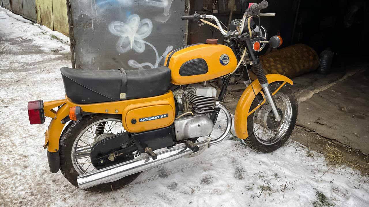 В гараже был обнаружен новый мотоцикл «Восход».  Это последняя «капсула времени» уходящего года.