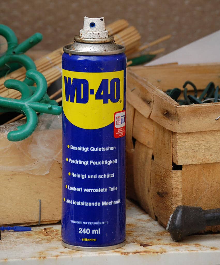 Законно ли использовать WD-40 в машине?  Почему это средство может быть опасным?