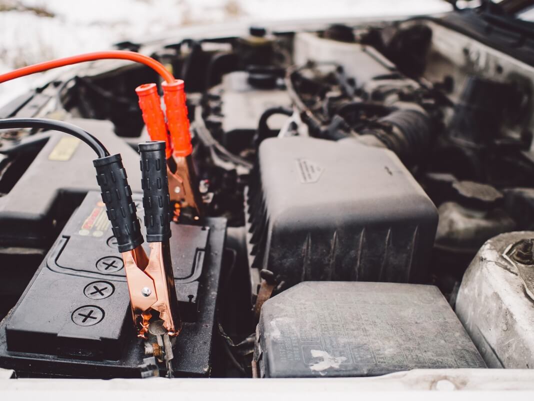 Аккумулятор в вашем автомобиле может взорваться даже при слабом морозе.  Мы знаем, почему это происходит.