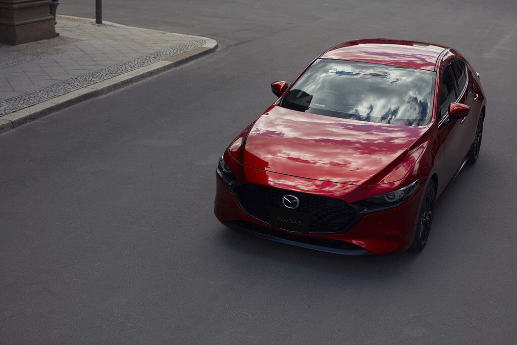 Новую Mazda 3 запрещено покупать в РФ.  Недостаток его в отличие от отечественных дорог