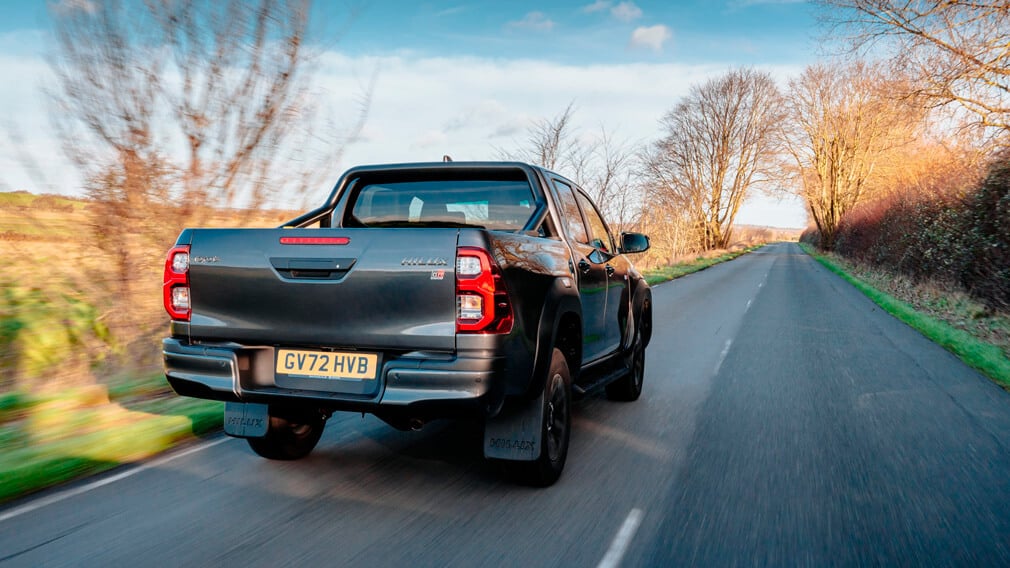 Toyota Hilux 2023 появилась у российских дилеров