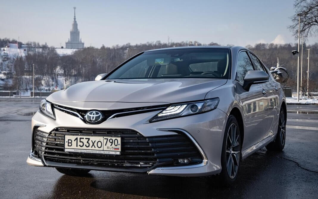 Toyota Camry 2023 года неожиданно подешевела в России