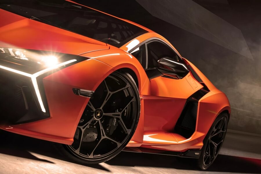 Lamborghini представляет 1000-сильный гибрид Revuelto с самым мощным двигателем V12 в истории