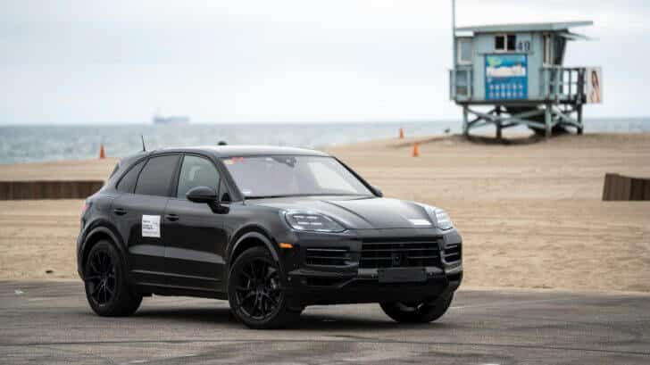 на официальных фото видна внутренняя часть Porsche Cayenne 2024