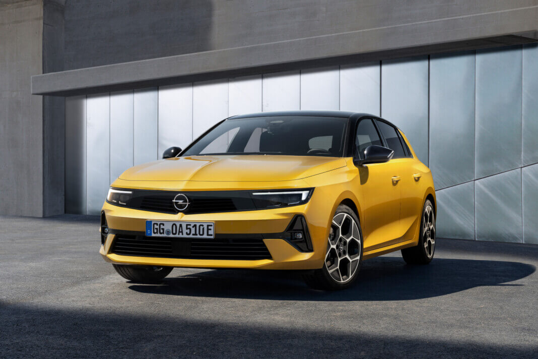 новинка Opel Astra впервые была показана на фото в тестовом кузове