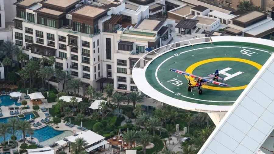 Пилот Red Bull посадил самолет на вертолетную площадку отеля Burj Al Arab