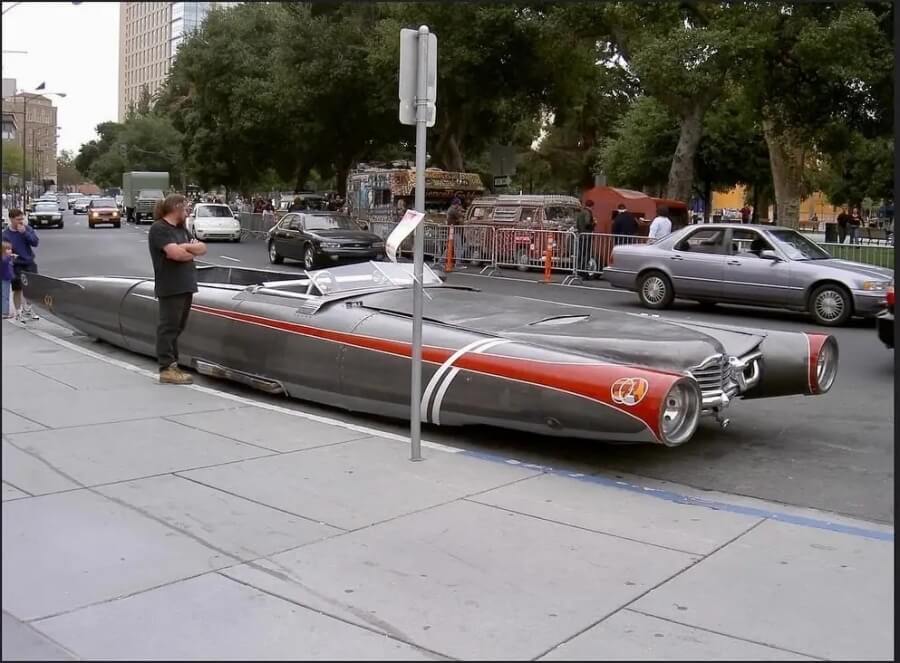 Старый Cadillac превратили в 12-метровую Rocket Car для фестиваля Burning Man