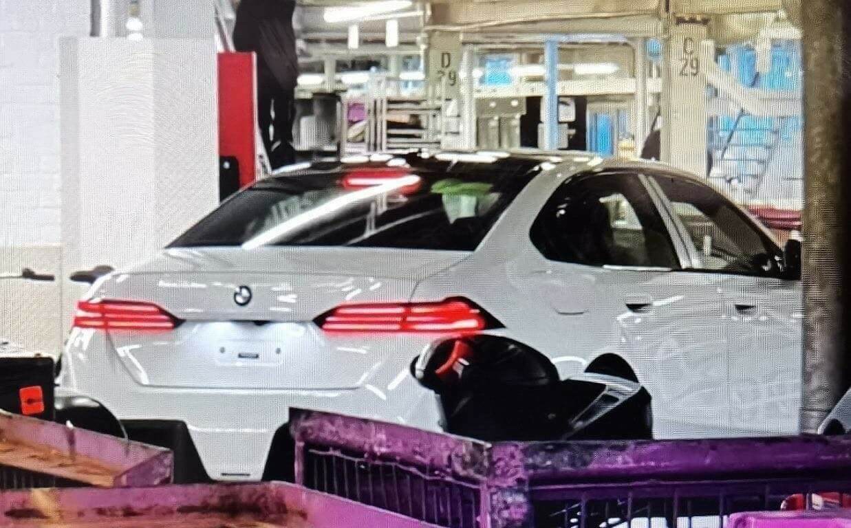 BMW 5-Series 2024 «засветился» на фото без маскировки