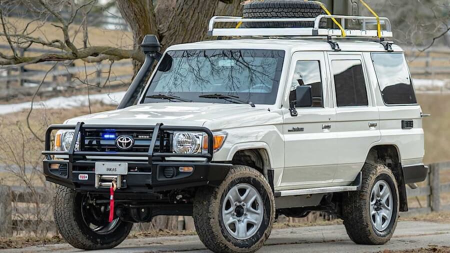 Бронированный Toyota Land Cruiser 76 подготовили для экспедиций в опасные места