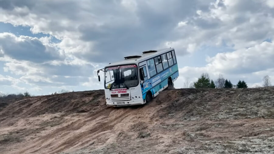 Посмотрите приключения автобуса ПАЗ-3204 в деревне (там будут даже арочные колеса)