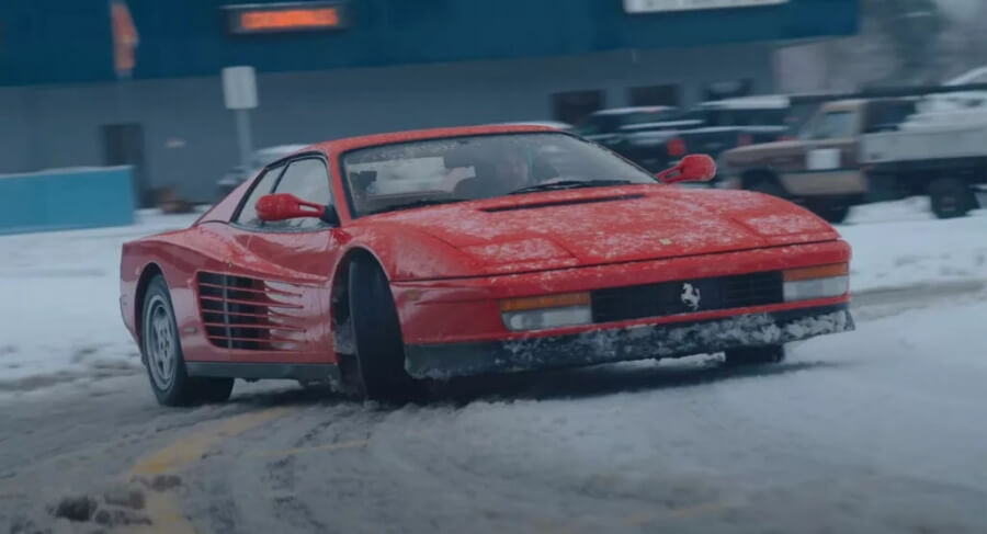 Видео: владелец этой Ferrari Testarossa невероятно храбр, что выехал на зимник на летней резине