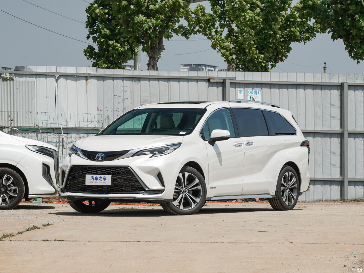 Toyota Granvia 2023: раскрыты комплектации и цены
