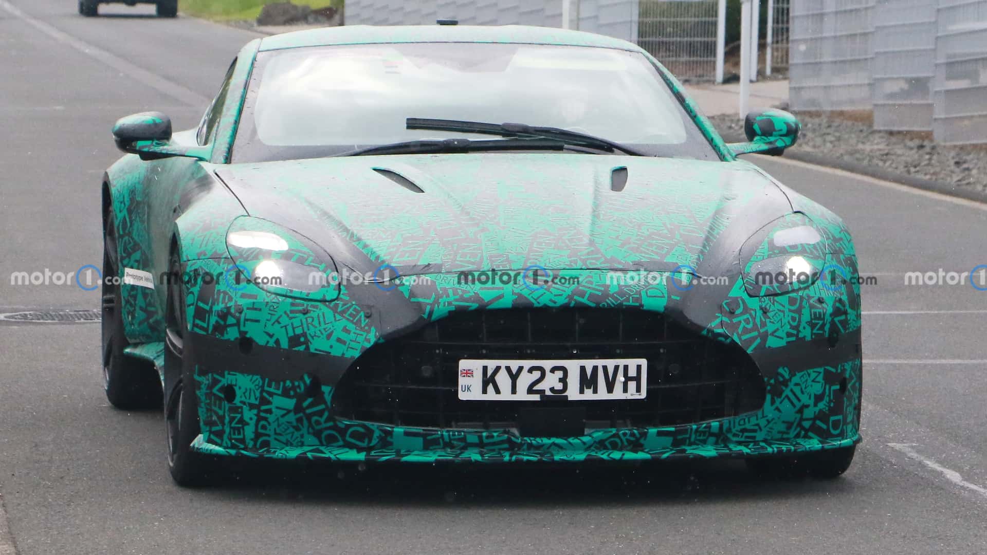 Aston Martin Vantage 2024 замечен на дорожных испытаниях
