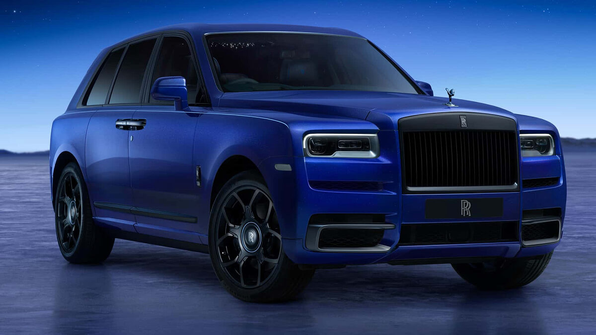 Rolls-Royce Cullinan 2023 доступен в цвете Black Badge Blue Shadow